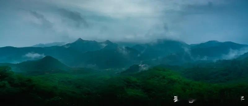 对联作为我国传统文化，历史悠久，讲究对仗工整、平仄协调。面对“水白泉白水”这样巧