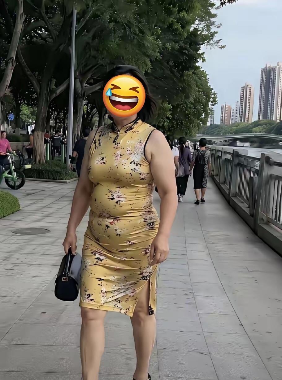 这种紧身缎面旗袍，换你敢穿出门吗？
 
刚在网上刷到一张江边实拍，这位姐姐穿了无