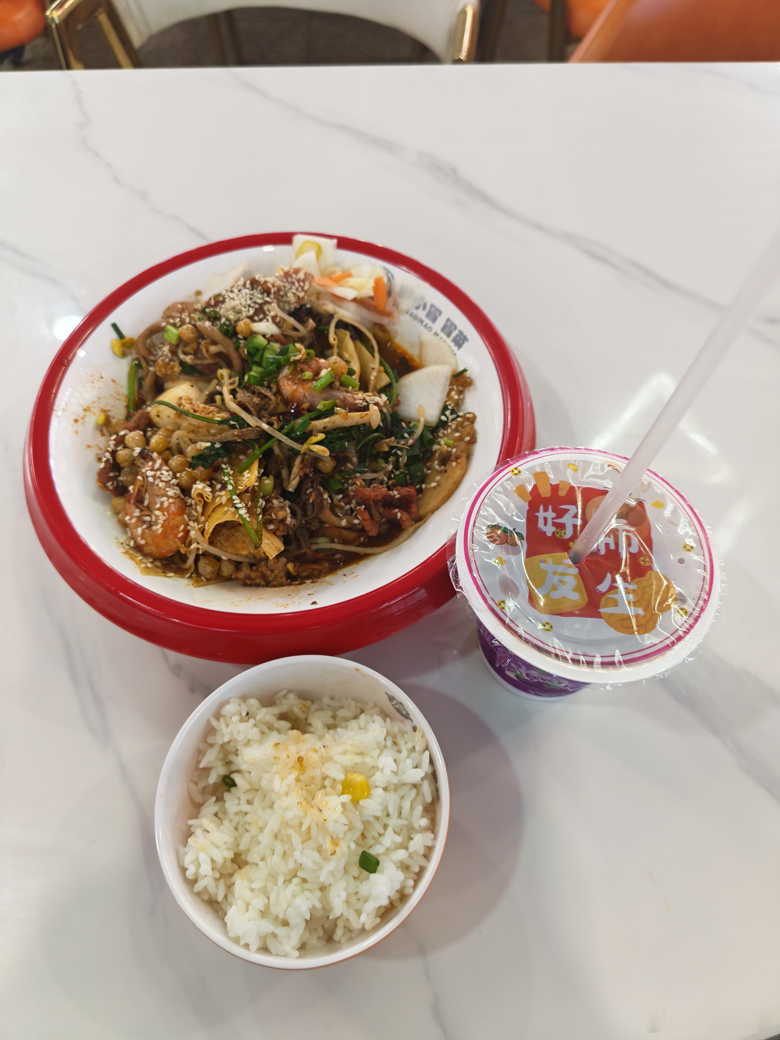 第一次吃冒菜，味道还挺好的，要的微微辣，因为昨天外卖点的铁锅炖鸡要的微辣，半夜起