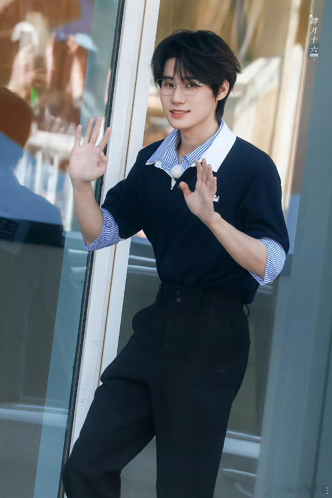 张真源奔跑吧13录制路透 第一个给张真源戴眼镜的人简直是天才！眼镜让他看起来更加