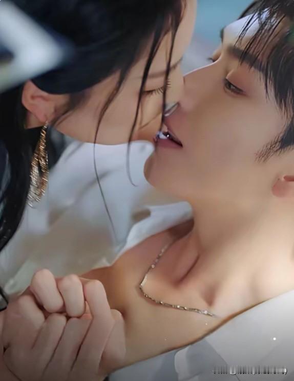 燃
文/刚柔

城市睡了，我醒着
月光漫过空荡荡的床
我抱着你的名字取暖

想你