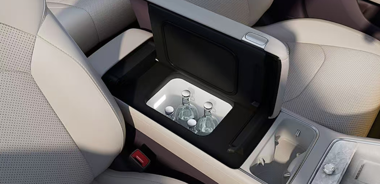 开启预订24小时就突破25000台订单，就知道大家对这台车有多期待了。 尚界Z7