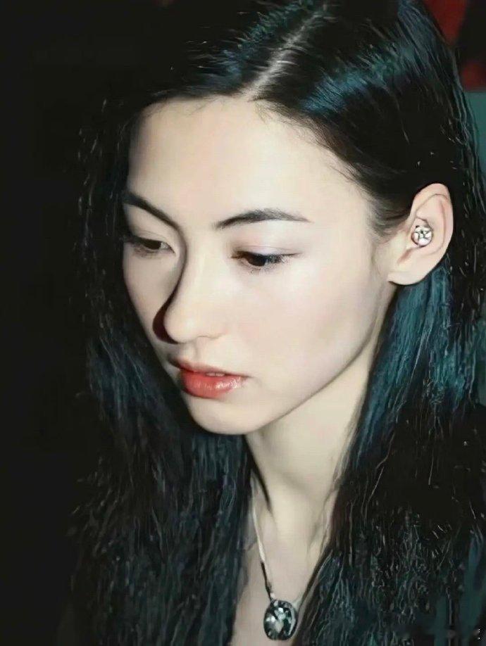 张柏芝是否算顶级美女？有人认为骨量小不算，但我觉得五官和谐更难得，她几乎能驾驭任