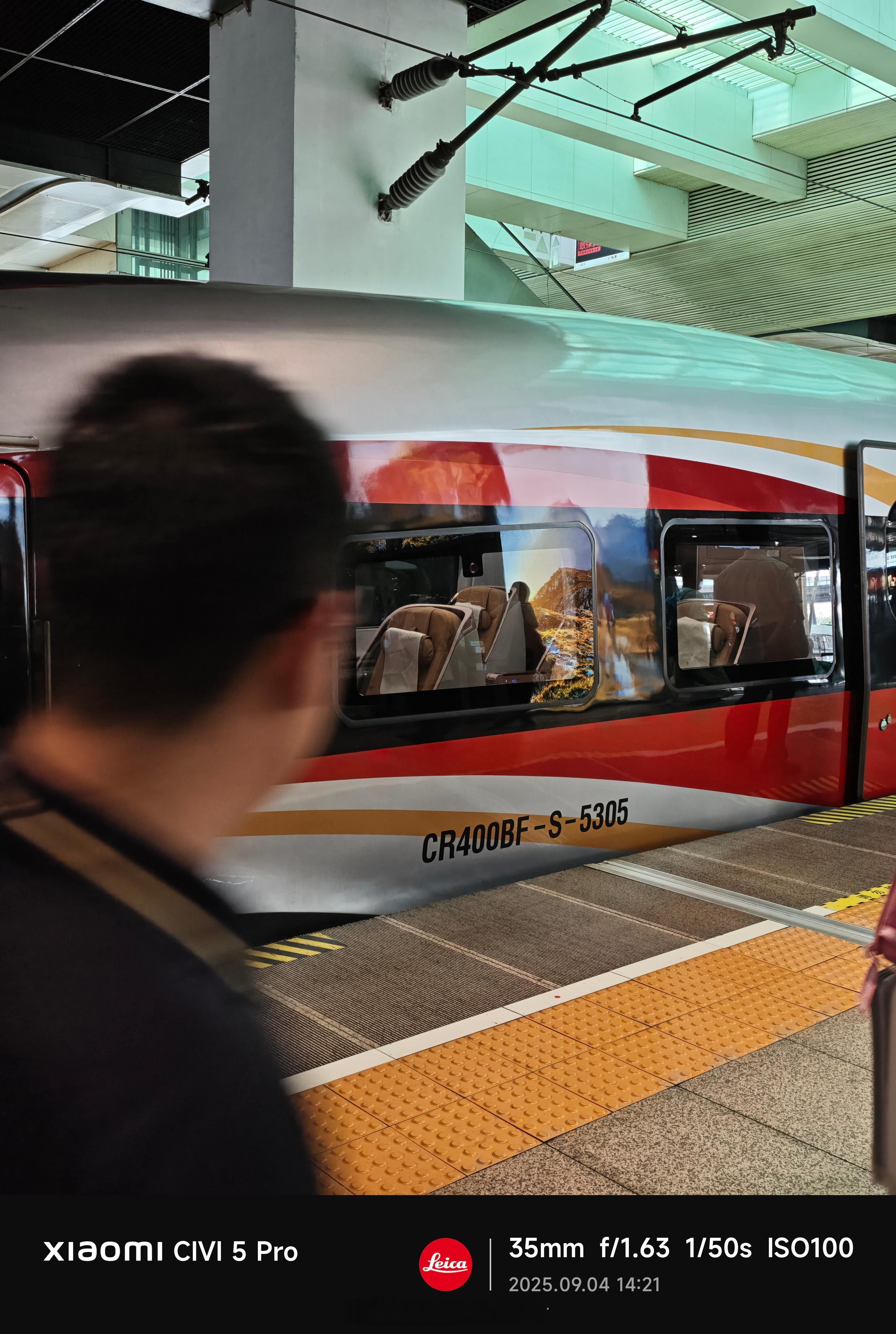 今天坐CR400BF-S，350km/h的复兴号。每次坐上咱们自主研发的高铁，都