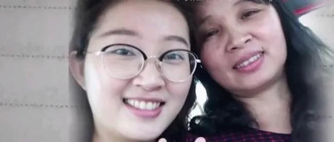 8年啦，
如果章莹颖没出事，母女这样亲密的镜头还会上演，令人痛心地是，8年前随着