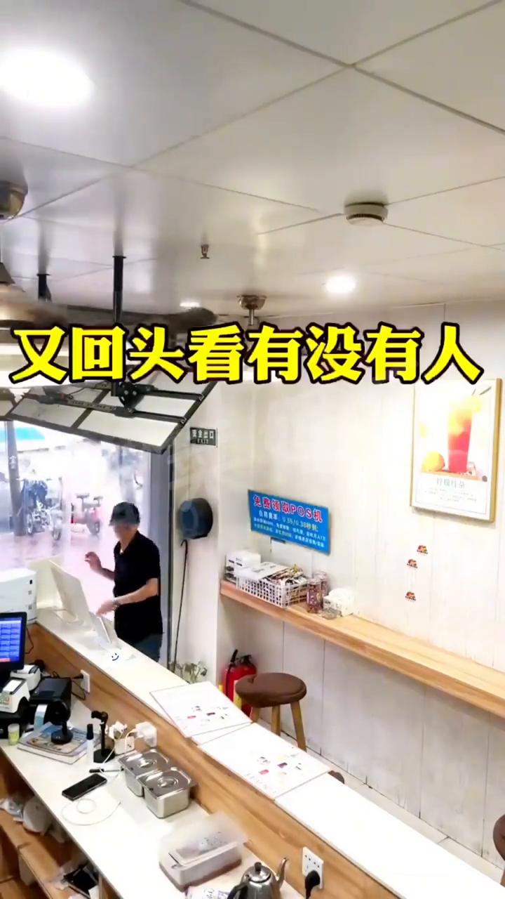 某店一名男店员早上独自擦座台，突然他东张西望，叠好手中的毛巾。他这是要干嘛？又出