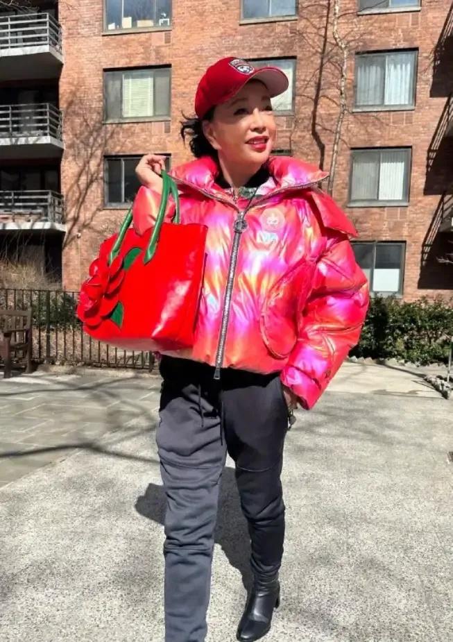 女人老了就奔向大红大绿吗？连刘晓庆也不能幸免！这是个很大的误区，尽管很多老年人都