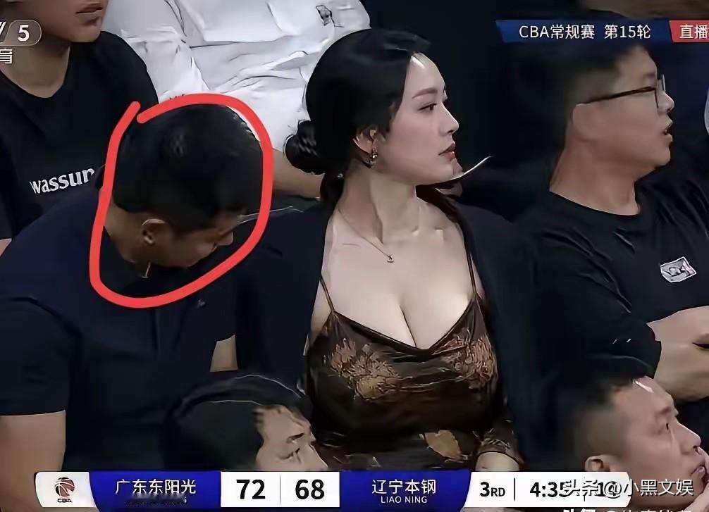 这大哥真精啊！
一张门票看两场球！
别人是看球，你也是看球！

就在昨晚CBA某