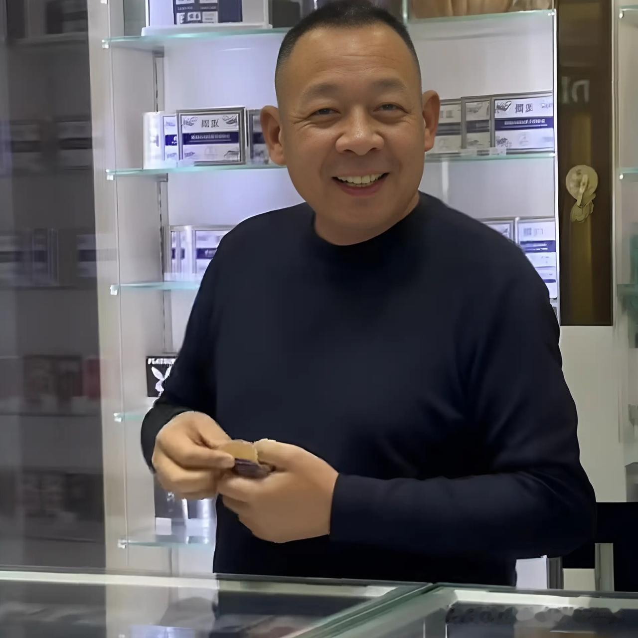 有些房东想拿捏胖东来，完全打错了算盘。
 
胖东来深耕25年人气爆棚，但于东来一