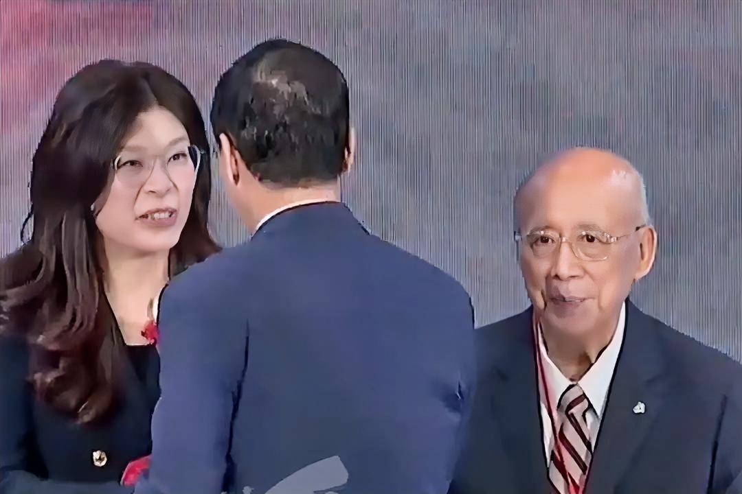 刚刚，郑丽文接任国民党主席！在马英九、洪秀柱、韩国瑜等人的注目下，在吴伯雄的见证