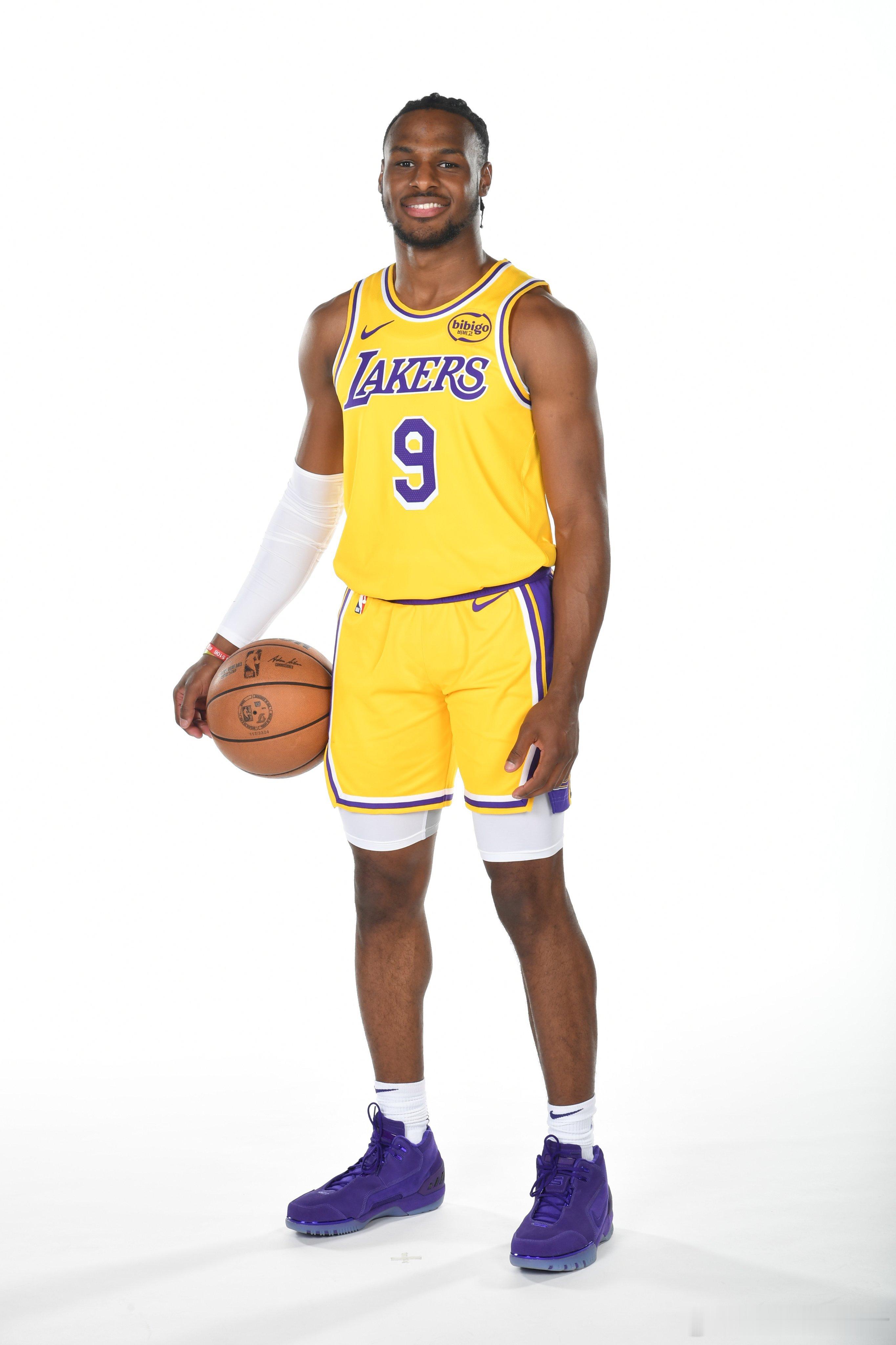 布朗尼-詹姆斯和湖人队已经达成一份为期 4 年价值 790 万的合同，最后一年为