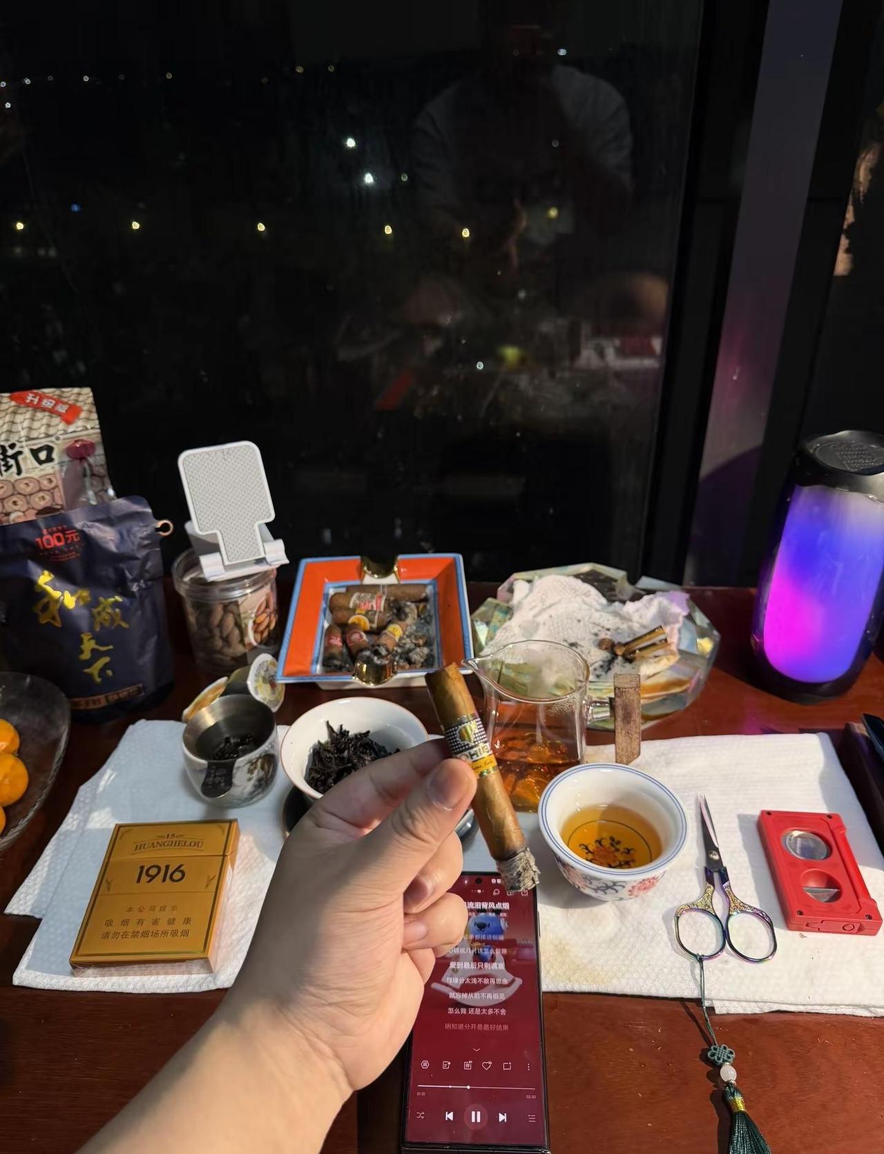 现在的我，不喧哗，不将就。偶尔小酌一杯洋酒，微醺就好。简单度日，安静生活，家是归