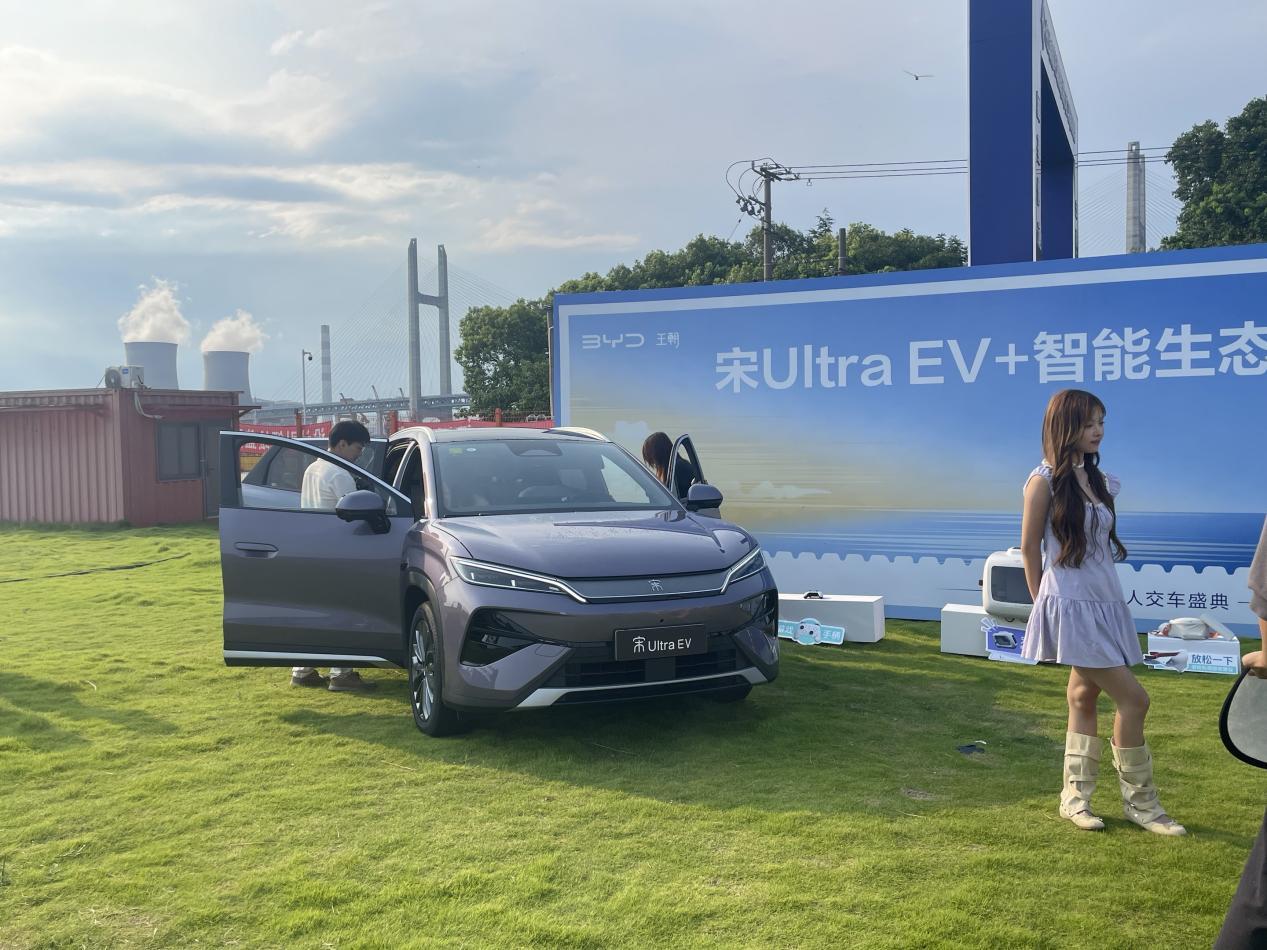 今天被比亚迪喊来露营了……其实是露营主题的宋Ultra EV万人交车仪式。
都主