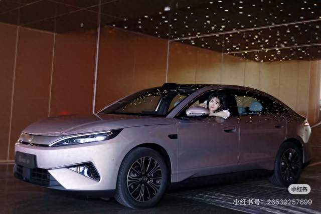 女生一眼心动的约会车！秦 MAX EV云初粉
