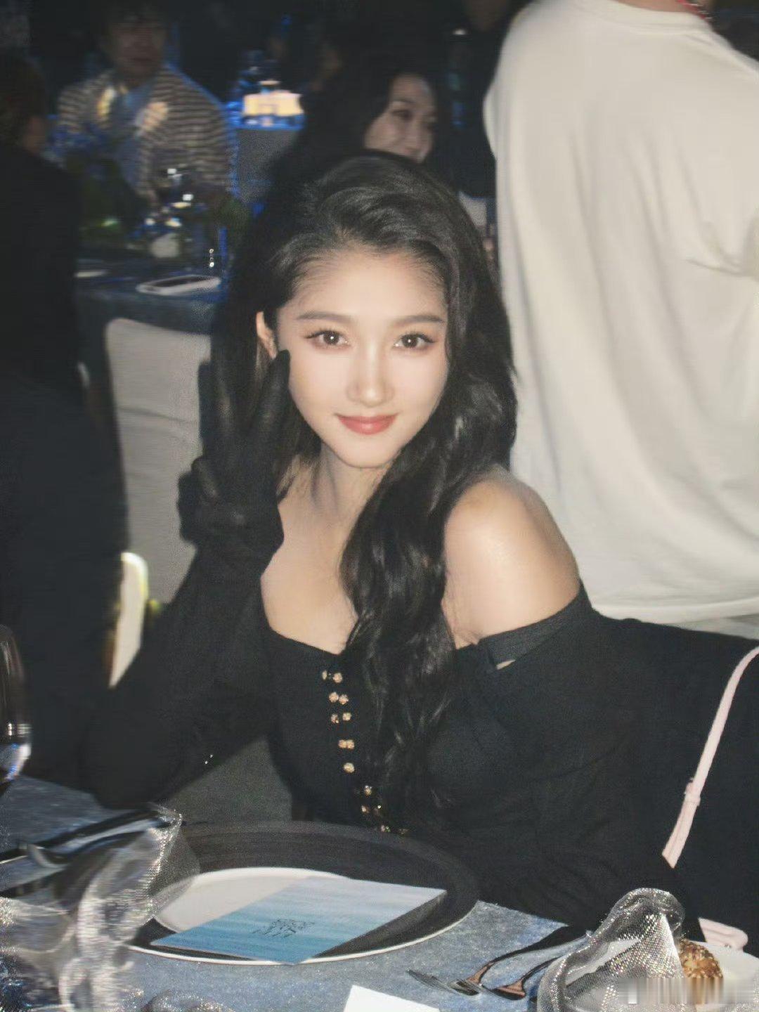 关晓彤11月行程关晓彤出席金鸡奖真的 ​​​