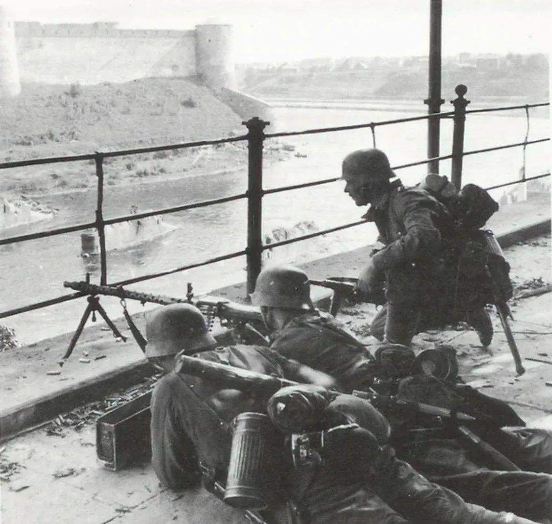 1944年，爱沙尼亚士兵在纳尔瓦河西岸坚守阵地，伊万哥罗德要塞则位于河对岸……纳