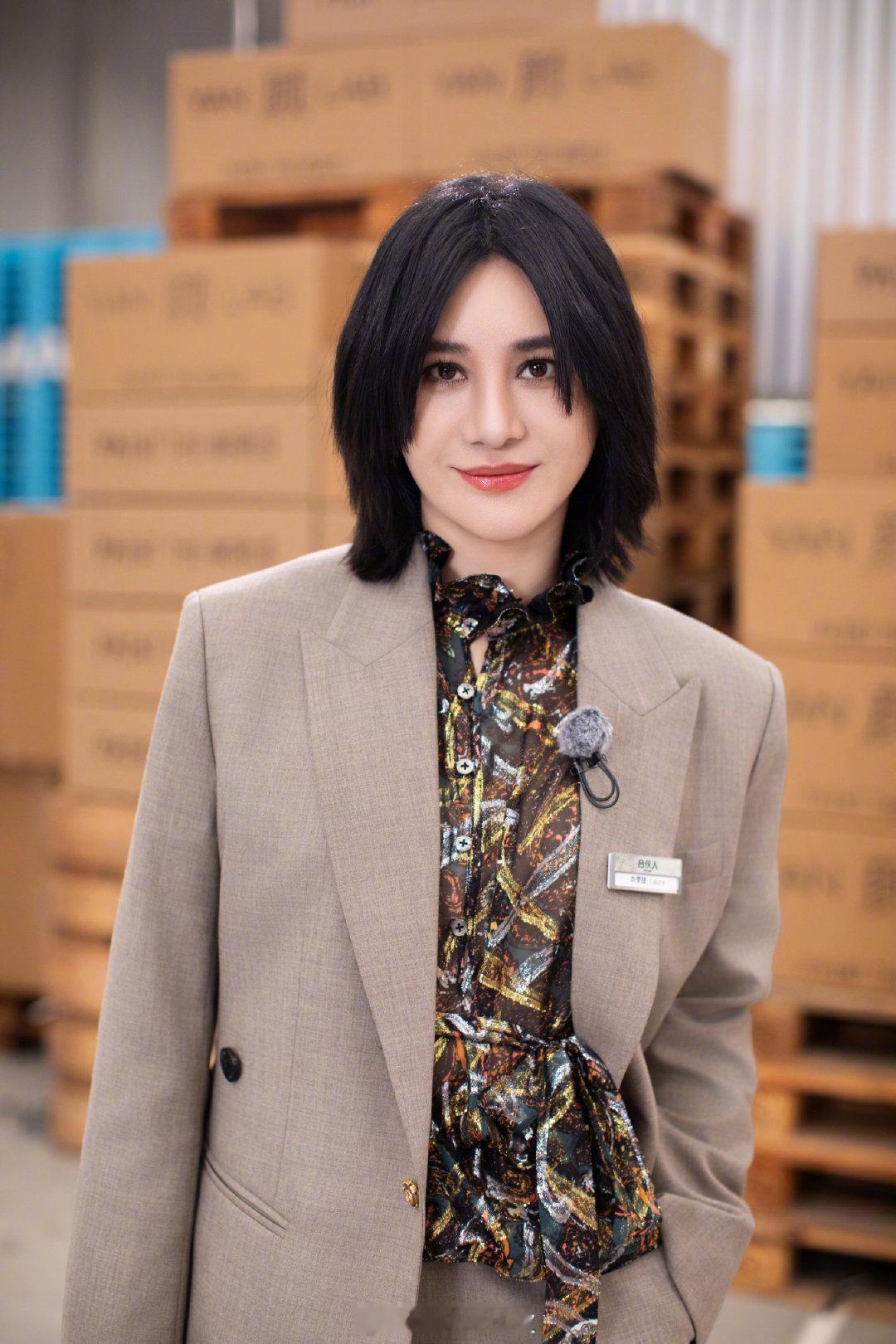 合伙人抓住一个自带气场的尚雯婕合伙人自带气场大杀四方！美拉德西装+花衬衫，干练高