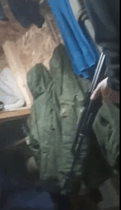 战斗民族就是彪悍，一言不合连自己人都打。2名俄军士兵本来在掩体内打情骂俏，可能玩