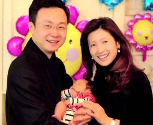 著名主持人刚强向春妮求婚，春妮说：“结婚可以，但我要丁克，我不会给你生孩子的。”