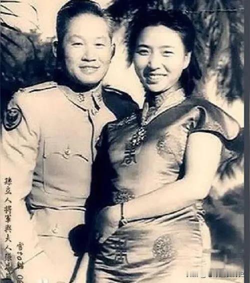 这张摄于1945年前后的合影，定格了抗日名将孙立人与夫人张晶英的温情瞬间。
照片