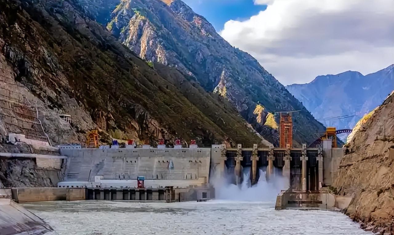 风向突然变了。每到雅鲁藏布江水电建设搞动静，印度总会先抢着喊话，媒体把“中国截流