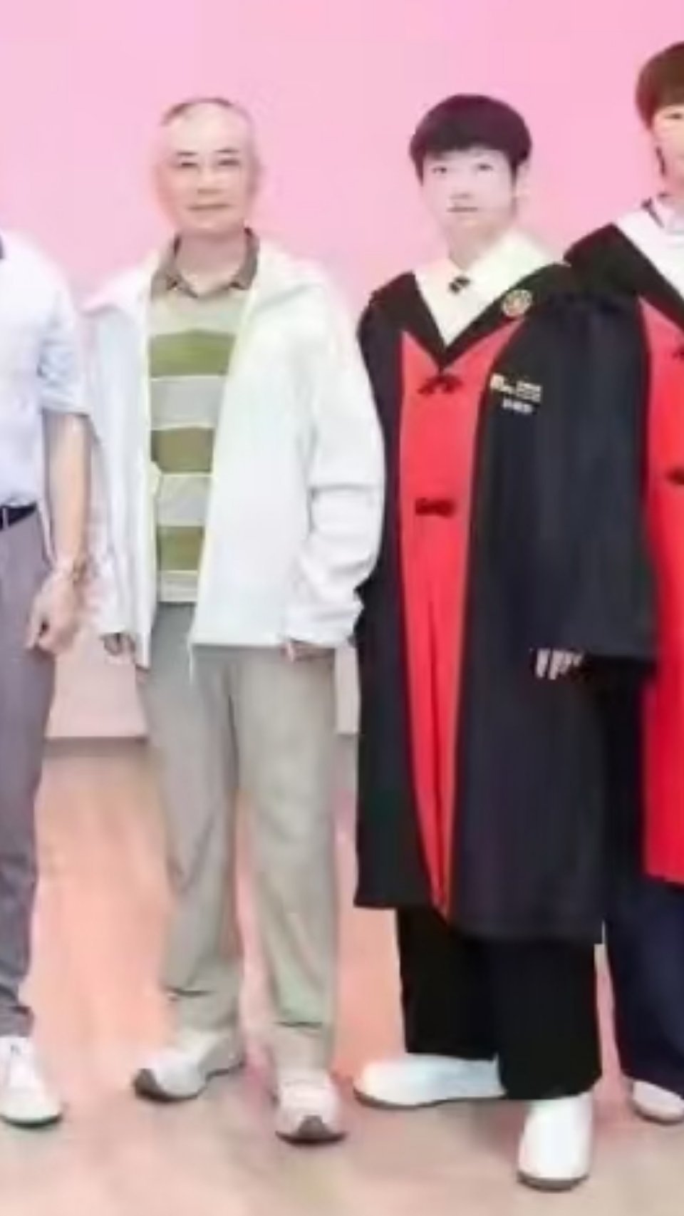 孙颖莎毕业穿着魔法袍毕业啦~奔赴下一站孙颖莎下一站清华