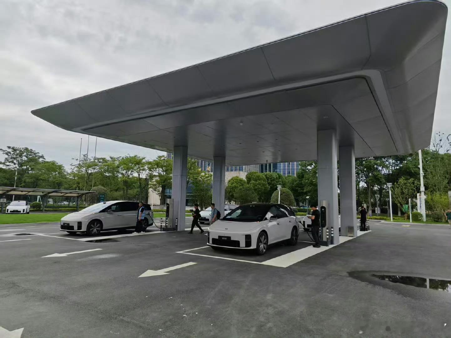 理想i8理想这个穿梭加油站之前我去内蒙乌兰察布就遇到过了，加油站扩建的对于人口没