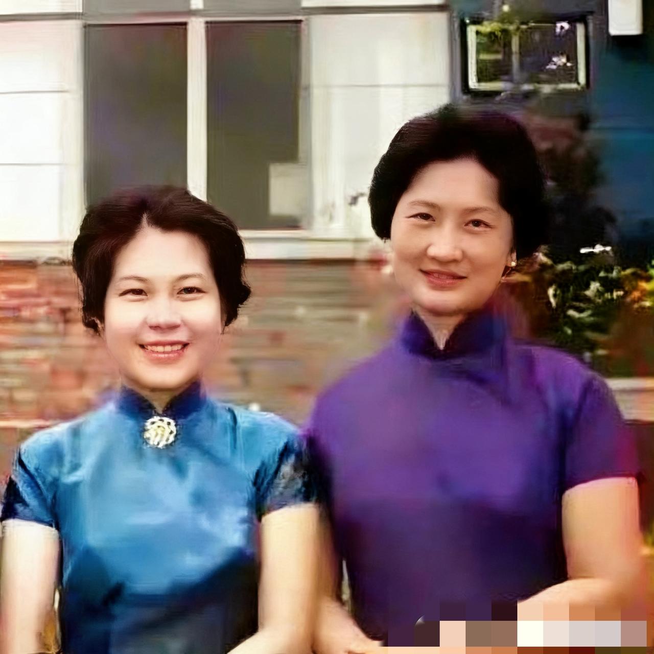 60年代，张学良的妻子赵一荻、儿媳陈淑贞，留下一张温馨合影。婆媳二人并肩而立，身