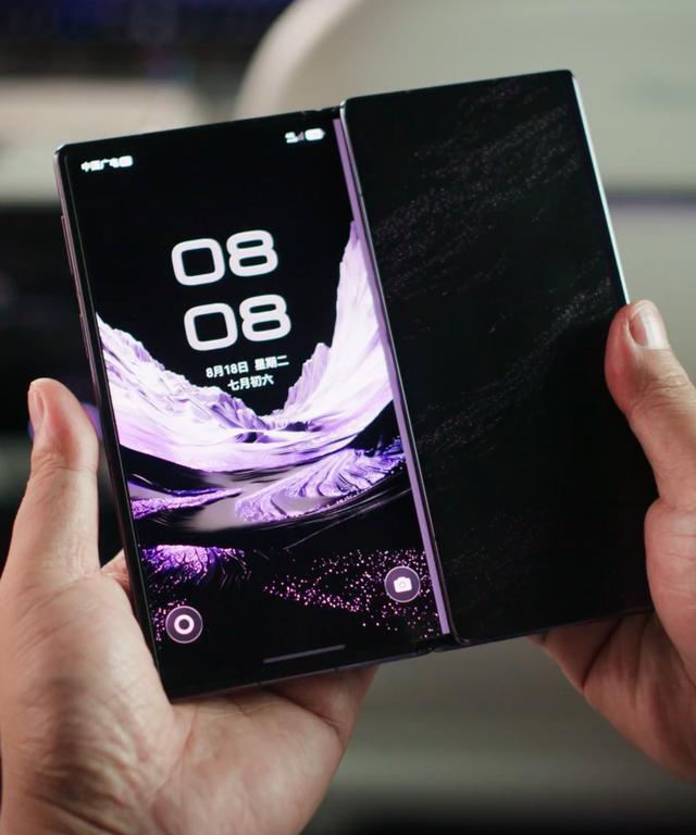 余承东今天直接在尊界车里把华为 Mate XT 2 非凡大师真机亮出来了。这代三