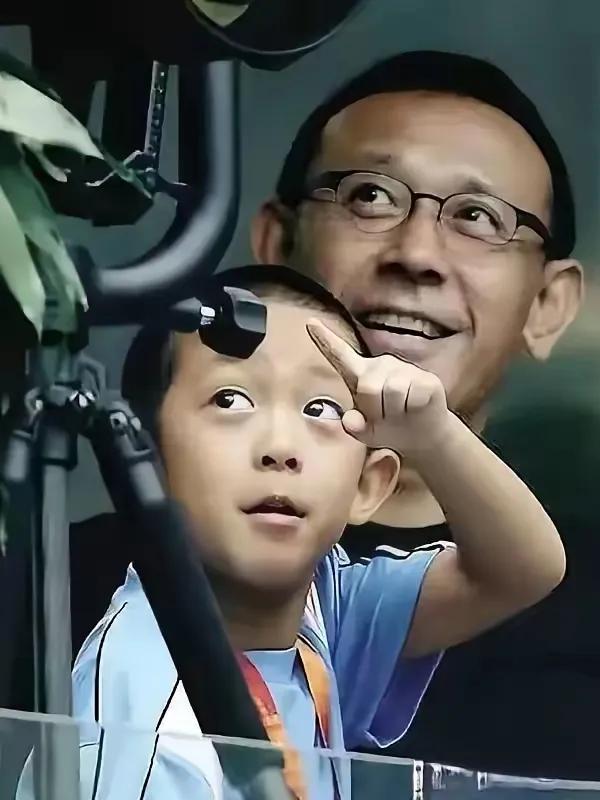 姜文这是生了个自己
他好像叫什么太郎
曾经有粉丝说
好好一个中国人干嘛要取日本人