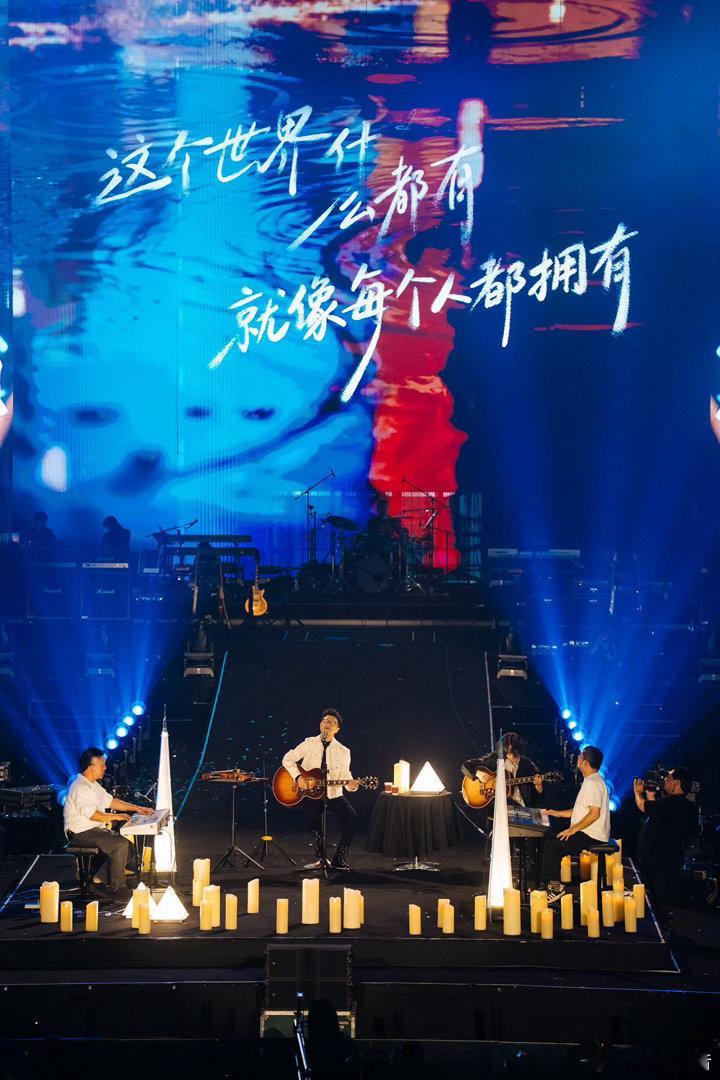 汪峰相信未来巡演 一城山海，半城烟火，青岛的温柔藏在风里，藏在浪里，也藏在不曾停