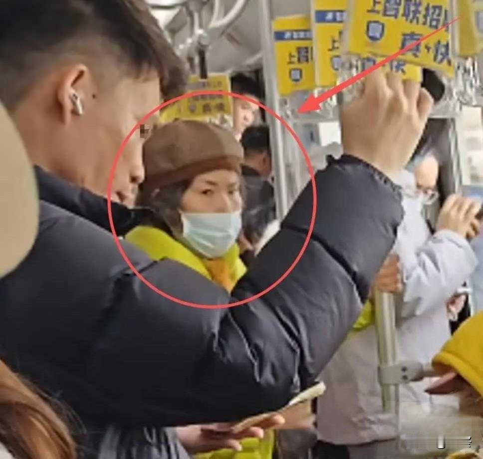 上海地铁大妈戳头逼让座这事儿，后续看得人更气了！
现在目击者都出来说话了，大妈的