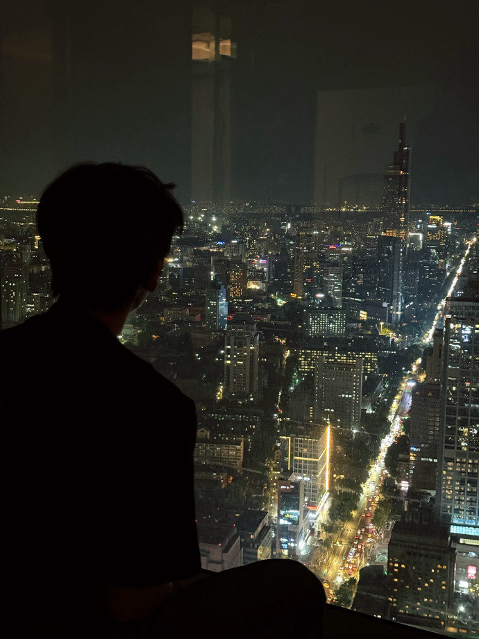 张凌赫南京黑夜与白天 张凌赫的南京plog 张凌赫的南京plog，是南京黑夜与白