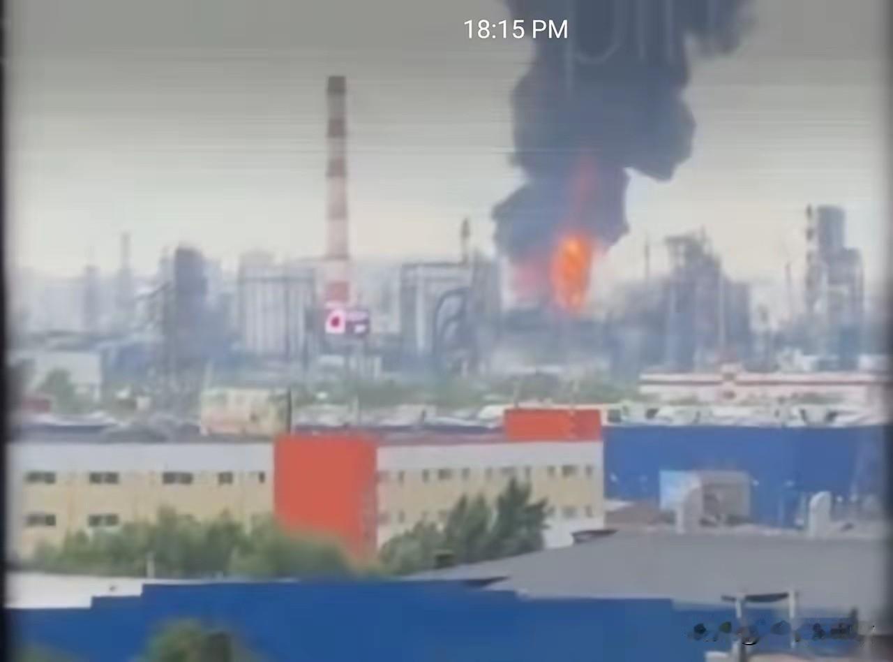 大摇大摆空袭莫斯科！乌无人机白昼突袭俄核心炼油厂，俄方防空彻底被动
 
俄乌冲突