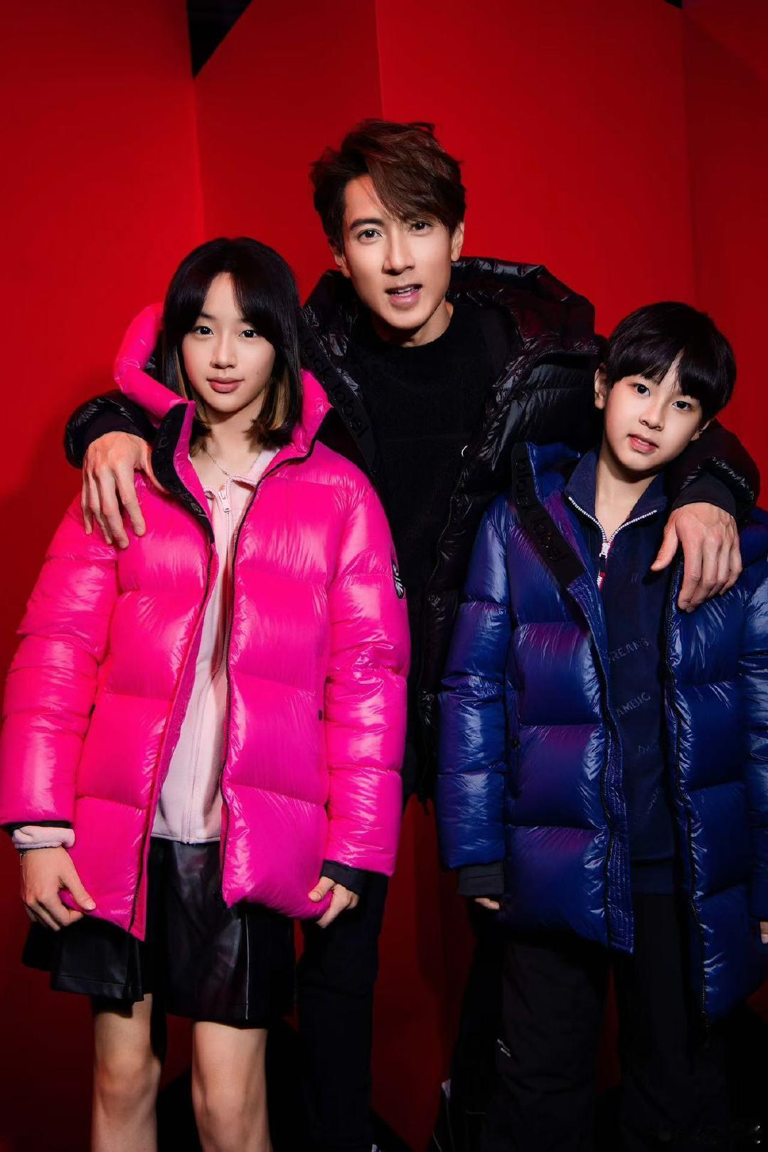 #吴尊一家的颜值是复制粘贴的吧# 吴尊一家，颜值爆表，真是让人羡慕不已！吴尊不仅