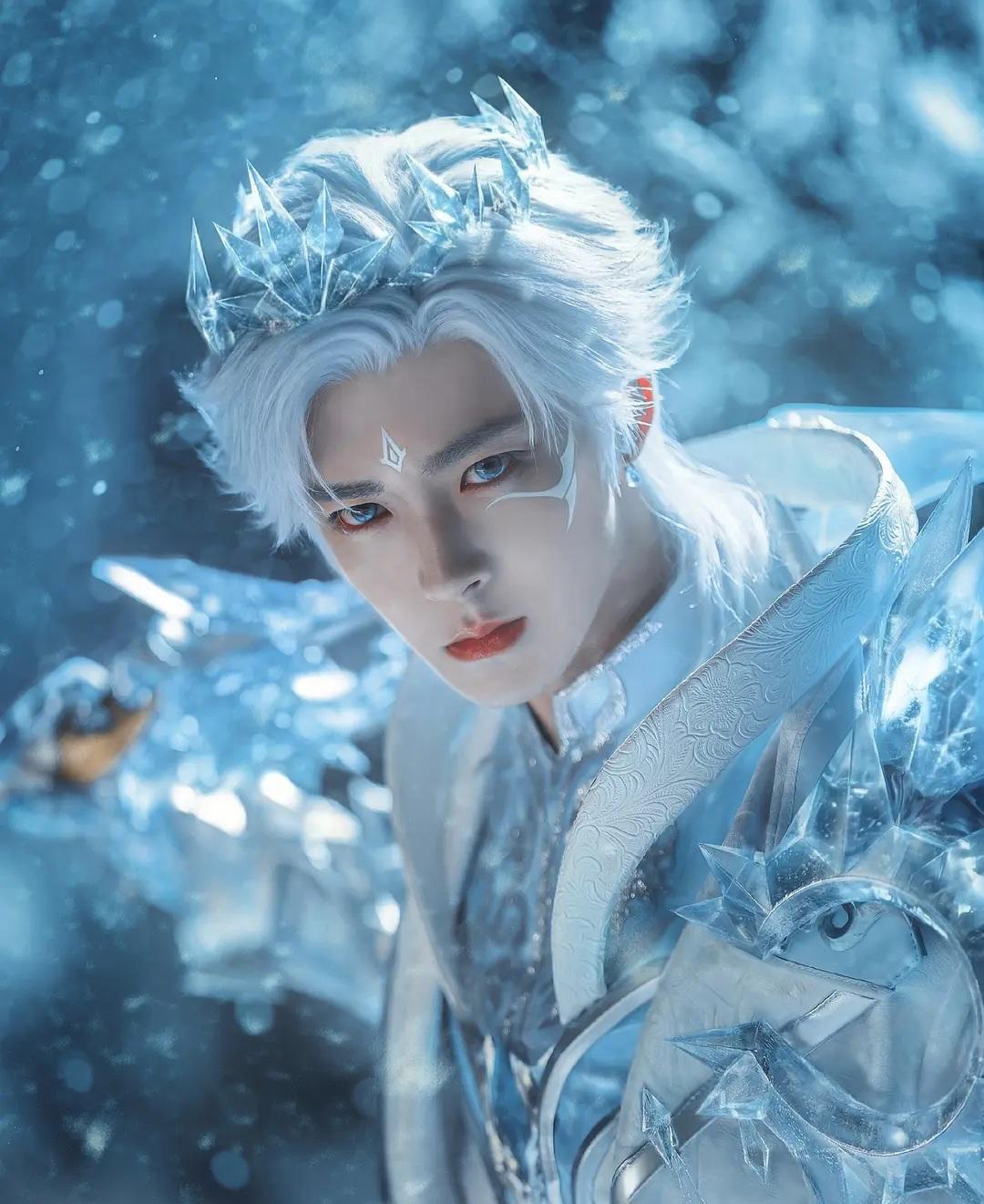 侯明昊cos和平精英霜月狼主还挺不错的！

小侯确实很适合cosplay二次元，