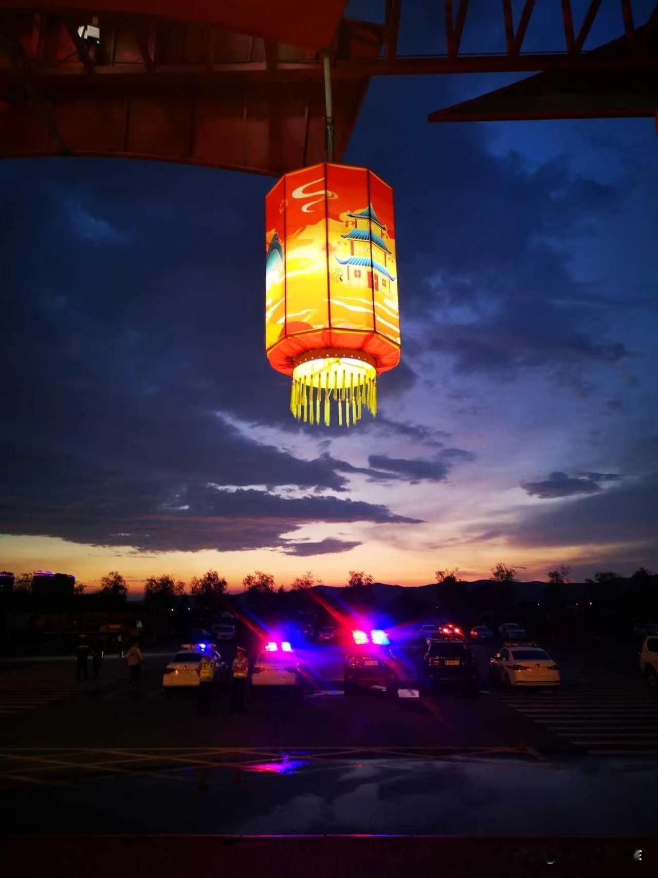 文化既可以是社会的生产力，也可以是社会的破坏力，而掌握文化的人，或者自认为能够引