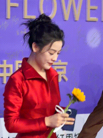 陈丽君高定红裙戏曲沉淀下来的气质刻在骨子里，就算换上现代高定红裙也不会消散。陈丽