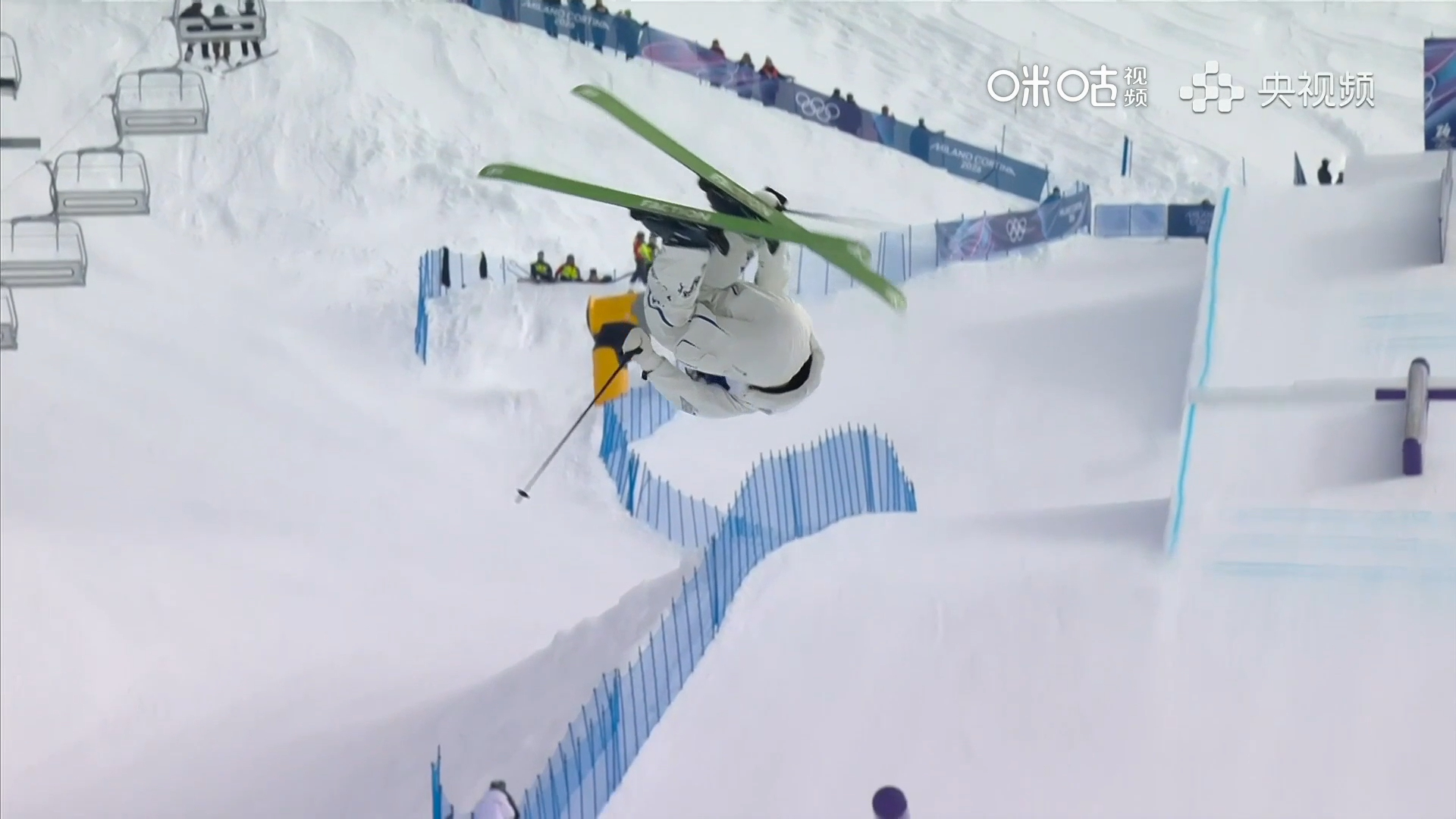 #谷爱凌首轮暂列第一#  谷爱凌坡面障碍决赛首轮滑出高分，直接登顶暂列第一。高难