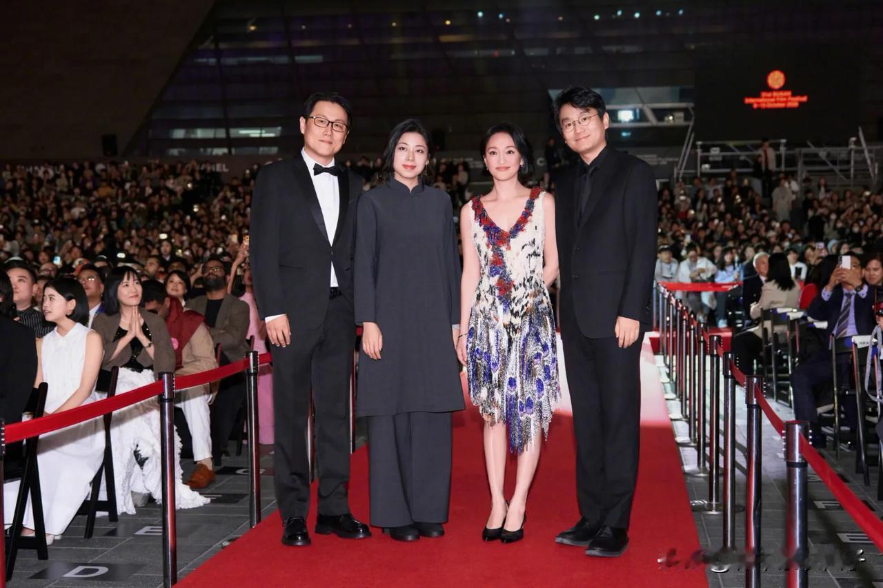 左一是李丹枫，1979年出生。
左二是姫野花春，2010年出生。
左三是周迅，1