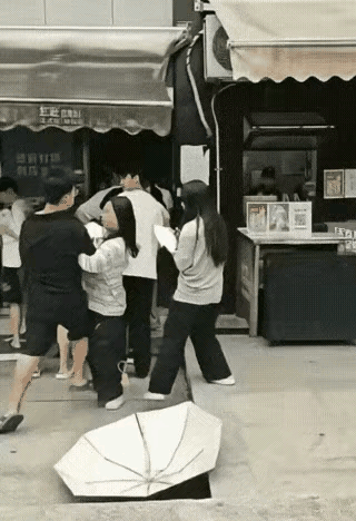 一名男子只是轻声平和提醒身旁女子：“你的雨伞碰到我了。”全程语气平缓，无半句辱骂
