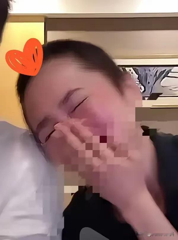 秋天妈妈又刷新了“人类三观”
和表弟在直播间如沐浴恋爱一般，
靠着表弟的肩膀，娇