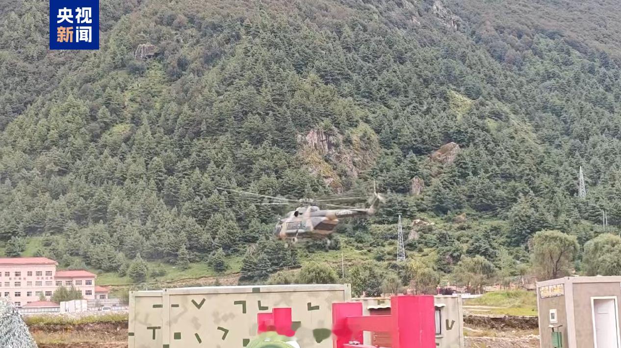 西藏泥石流西藏吉隆口岸发生泥石流  这次在吉隆冲堆村开辟的直升机前进基地对面就是