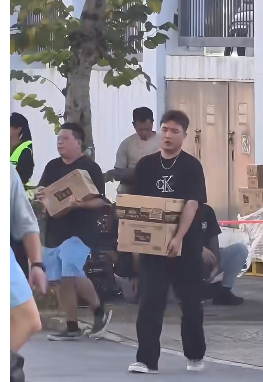 每次成毅给果果逆应援，涛哥这身板儿就很能派上用场[嘻嘻][嘻嘻]成毅狩谎成毅林彦