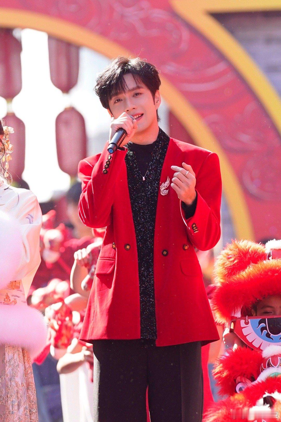 张颜齐央视小春晚主持首秀 哇哦！张颜齐在央视小春晚主持首秀，谈吐利落又流畅，仪态