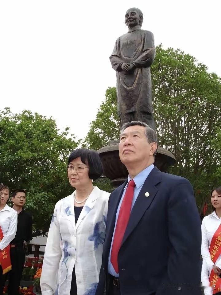 这是2005年，李昌钰回到故乡江苏如皋，为母亲李王岸佛的塑像揭幕时留下的画面。身