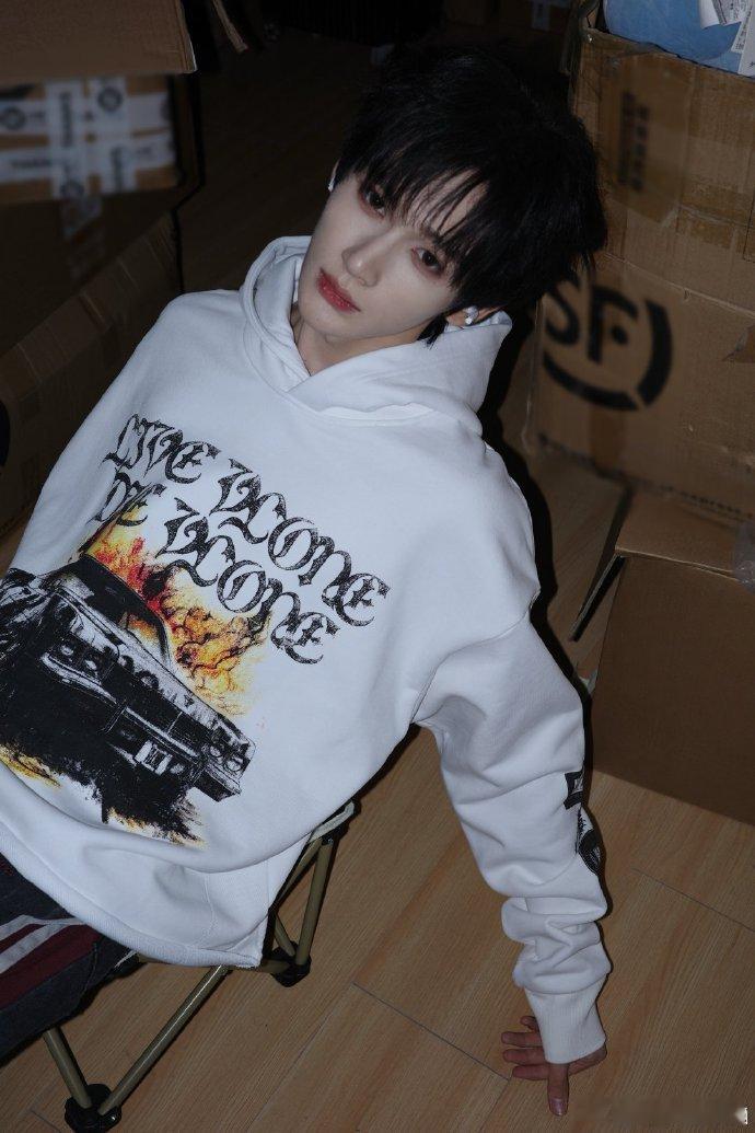 余宇涵在直播里的大实话“峰峻先别来了，一个人要做四个人的工作”让我笑了好久，简直