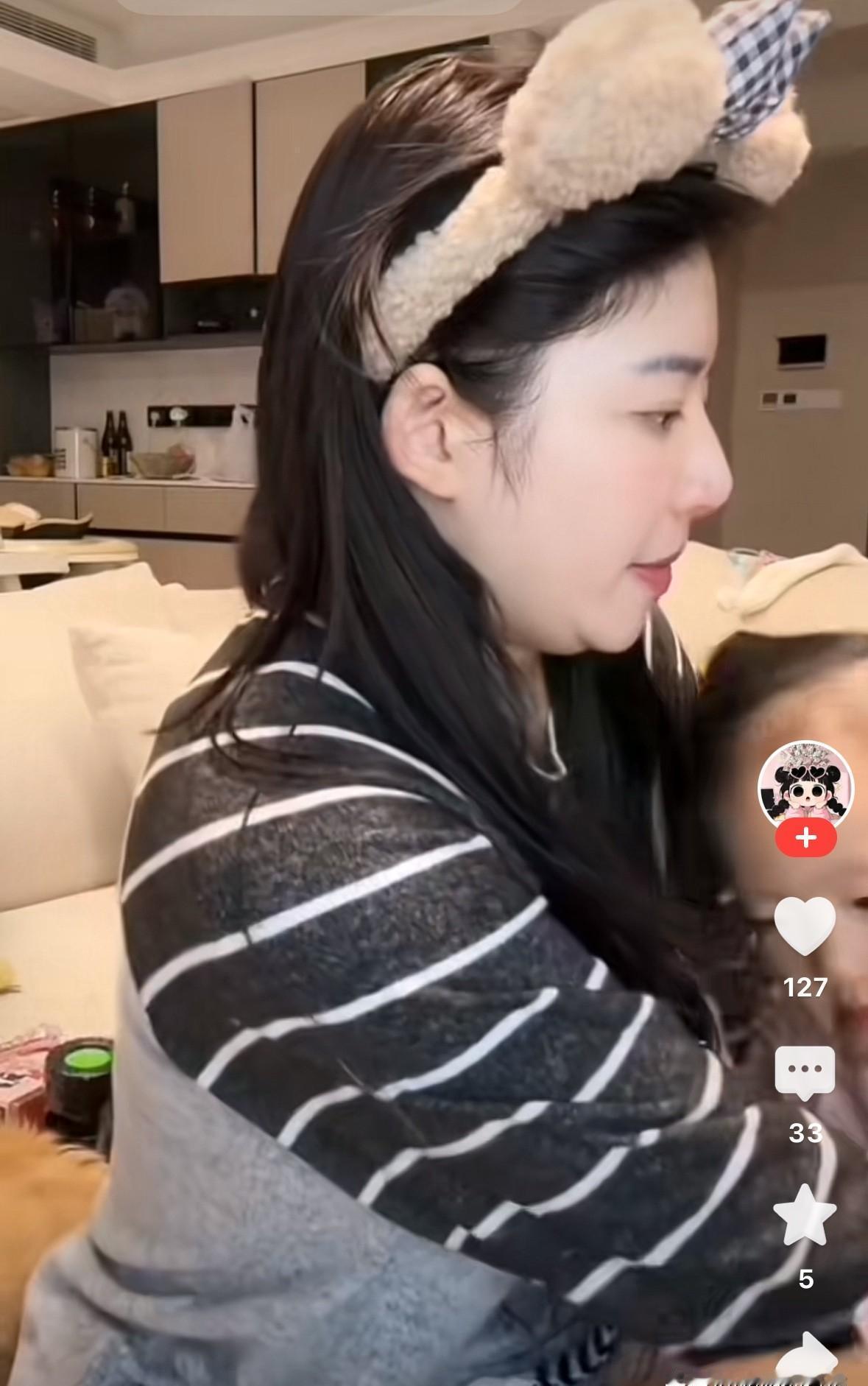 孩子在怀里哭闹，亲妈在旁边催她找王思聪要钱。
黄一鸣的直播间，与其说是带货，不如