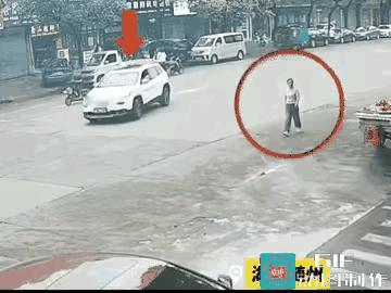开车不看人，走路不看路，悲剧了。
手握方向盘要眼观六路，象这拐弯时更是要左右看前