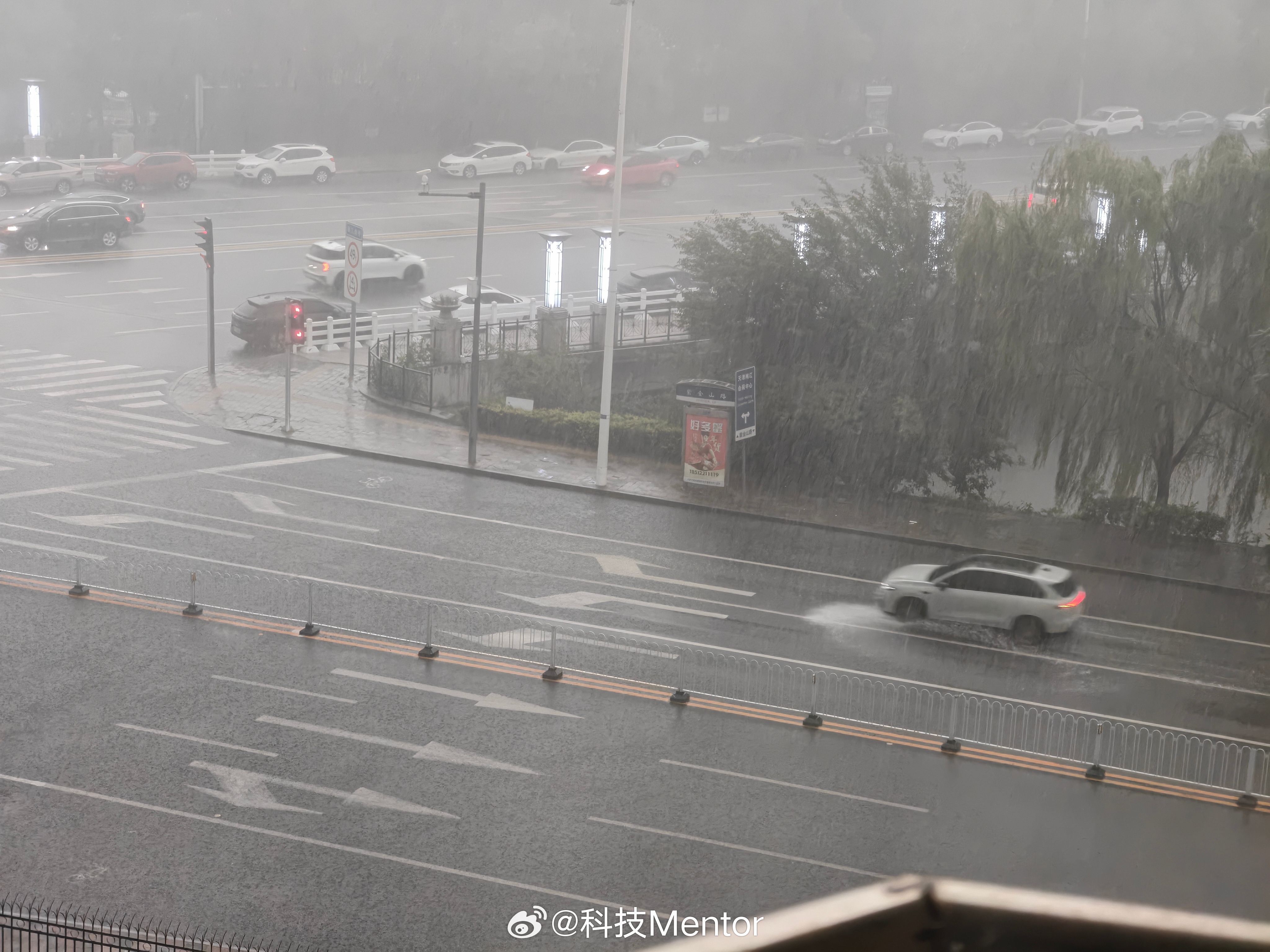 卧槽！天津这雨真大，直接把浓见度干没了天津 天津·梅江